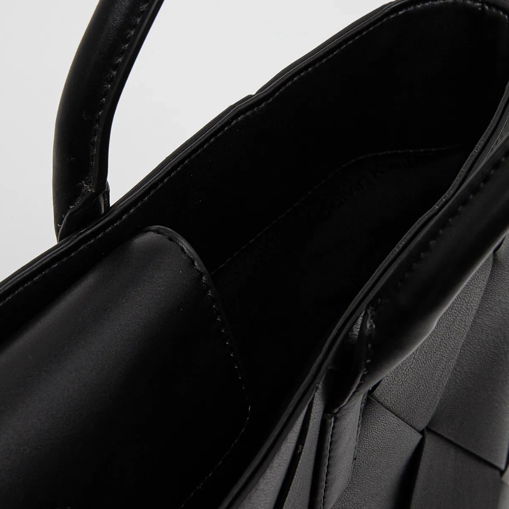 CALVIN KLEIN WOVEN TOTE BAG - BLACK - Image 4