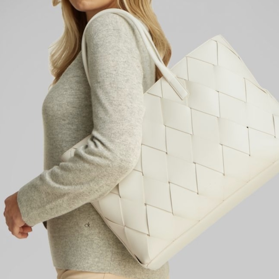 CALVIN KLEIN WOVEN TOTE BAG - OFF WHITE - Image 2