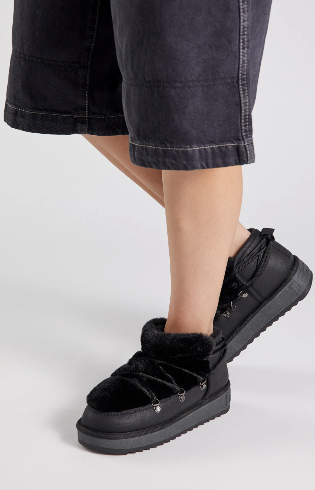 LOW FLAT WITH FUR - BLACK - Image 2