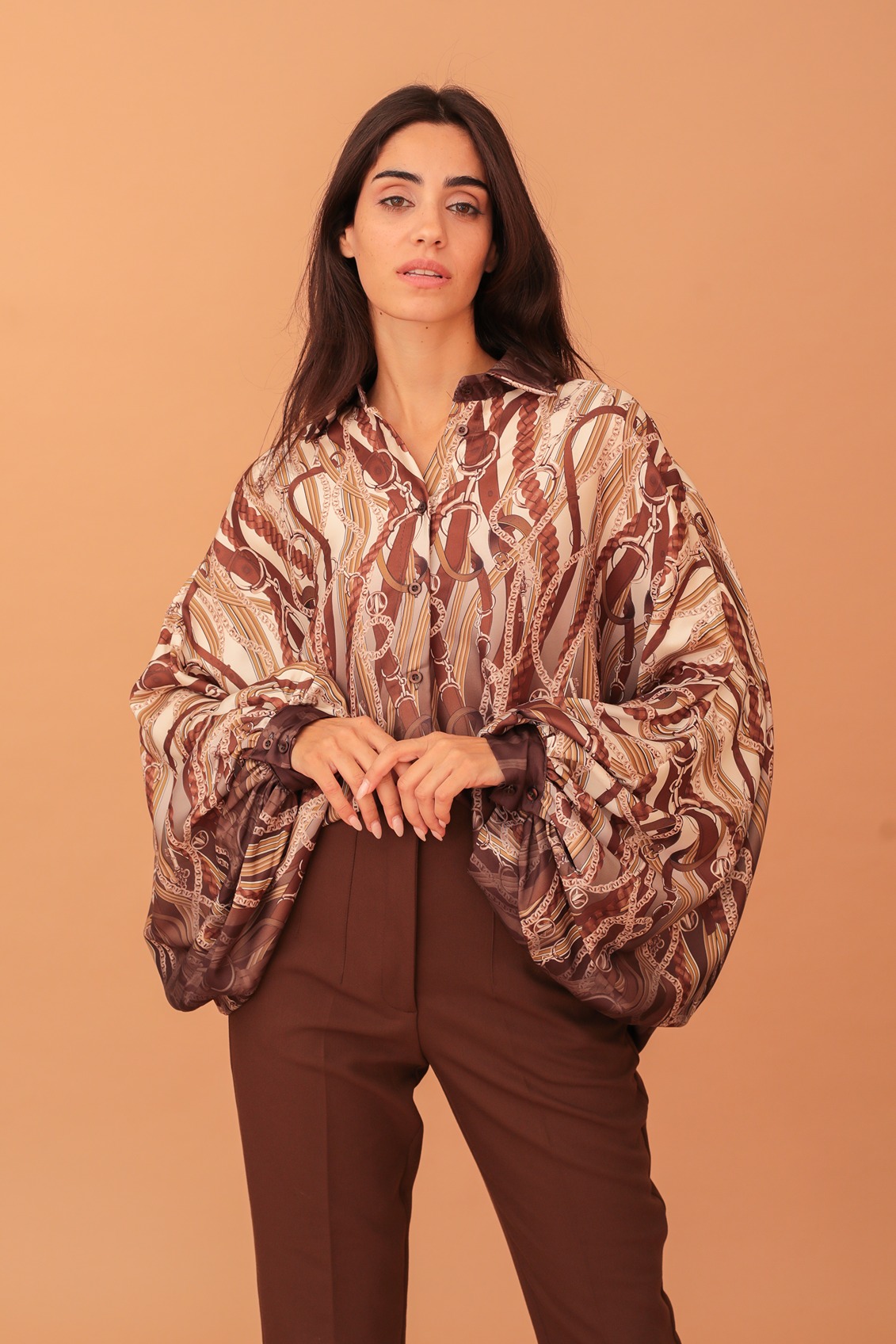 ALINA CHAIN-PRINT WIDE SLEEVE SHIRT - BROWN - Image 3